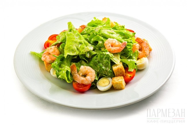 Салат Цезарь с креветками