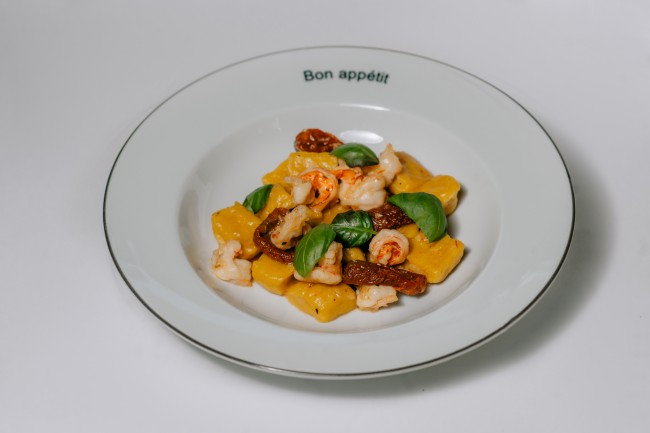 Ньокки с креветками и вялеными томатами